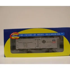 Athearn 71334 PFE 45698 40' Steel Reefer - Model Train Junction: Quality Parts and Art Supplies