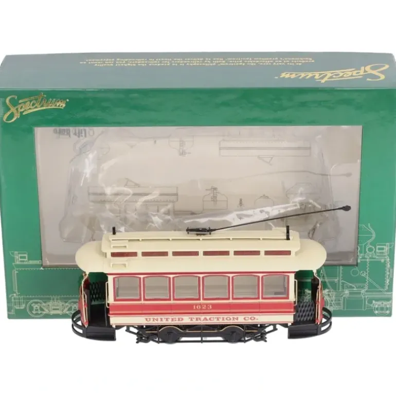Bachmann 25128 On30 United Traction Co. Powered Closed Streetcar - Model Train Junction: Quality Parts and Art Supplies