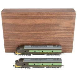 Con-Cor 912 HO Northern Pacific EMD E8 AA Powered & Dummy Diesel Locomotive Set EX/Box - Model Train Junction: Quality Parts and Art Supplies